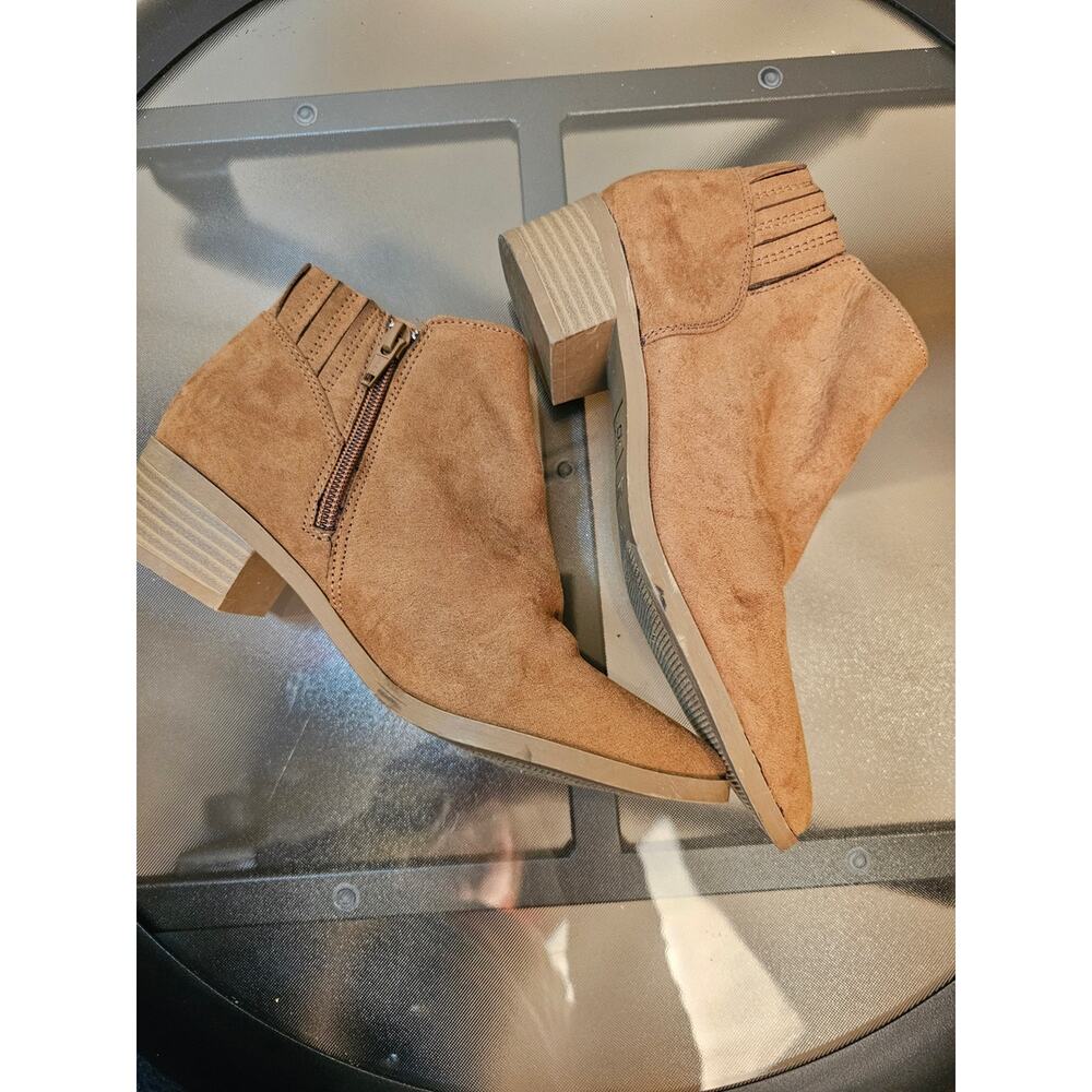 Size 5 American Rag Women's Suede Ankle Boots in Tan - Side Zip Low Heel